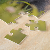 白と黒の可愛いベビーが草原に寝ている。 ジグソーパズル (側面)