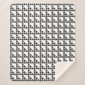 白と黒の幾何三角形パターン シェルパブランケット (正面)