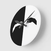 白と黒の手モダンの線画 ラウンド壁時計 (傾斜)