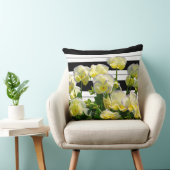 白と黒の枕の上に黄色のビオストライプラス クッション (椅子)