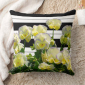 白と黒の枕の上に黄色のビオストライプラス クッション (ブランケット)