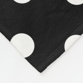 白と黒の水玉模様オレンジのアクセント フリースブランケット (角)