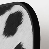 白と黒の牛の斑点のパターフェイクンのファーテクスチャ ピックルボールラケット (左詳細)