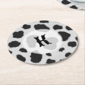 白と黒の牛の斑点のパターフェイクンのファーテクスチャ ラウンドペーパーコースター (アングル)