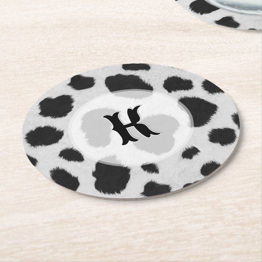 白と黒の牛の斑点のパターフェイクンのファーテクスチャ ラウンドペーパーコースター (アングル)