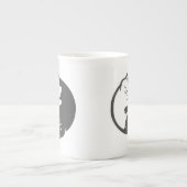 白と黒の猫のイン-陽-背景色を選択 ボーンチャイナマグカップ (正面)