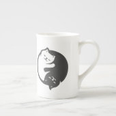 白と黒の猫のイン-陽-背景色を選択 ボーンチャイナマグカップ (右)