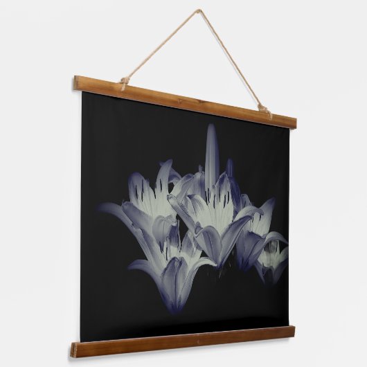 白と黒の百合花 吊り下げ型タペストリー (傾斜あり)