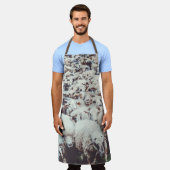 白と黒の羊の群れ エプロン (着用した状態)