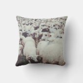 白と黒の羊の群れ クッション (裏面)