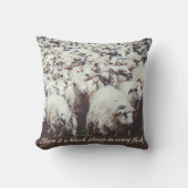 白と黒の羊の群れ クッション (正面)