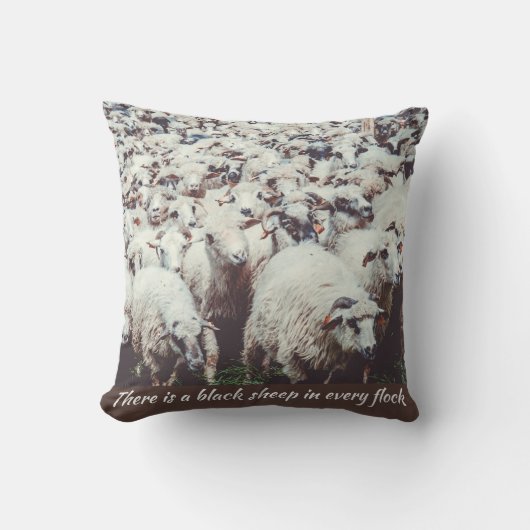 白と黒の羊の群れ クッション (正面)