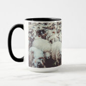 白と黒の羊の群れ マグカップ (左)