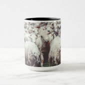 白と黒の羊の群れ マグカップ (中央)