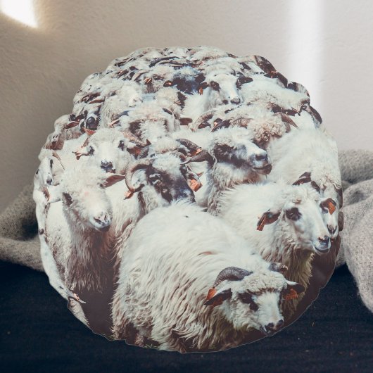 白と黒の羊の群れ ラウンドクッション