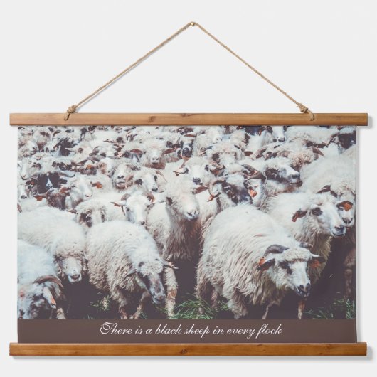 白と黒の羊の群れ 吊り下げ型タペストリー (正面)