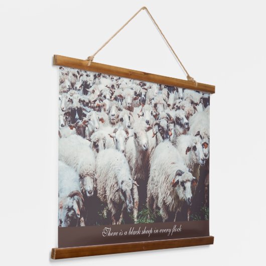 白と黒の羊の群れ 吊り下げ型タペストリー (傾斜あり)