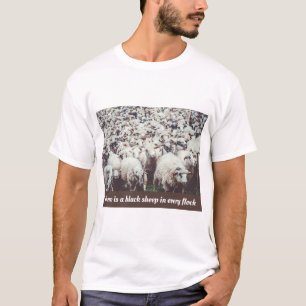 白と黒の羊の群れ Tシャツ