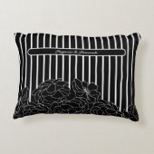 白と黒の花とストライプ アクセントクッション (裏面)