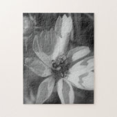 白と黒の花の上に自然 ジグソーパズル (縦)