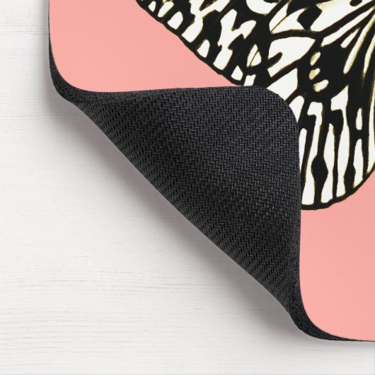 白と黒の蝶、コーラルピンク背景 マウスパッド (コーナー)