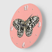 白と黒の蝶、コーラルピンク背景 ラージ壁時計 (傾斜)