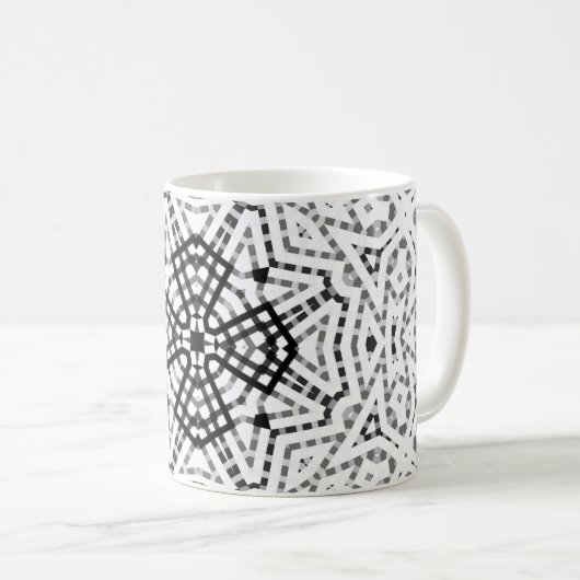 白と黒の透かし模様の幾何学模様 エルサ コーヒーマグカップ (正面右)
