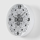 白と黒の透かし模様のElsa 壁時計 (傾斜)