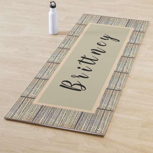 白と黒の部族柄ヨガマットに選ばれる ヨガマット (インサイチュ)