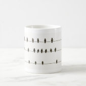 白と黒の針金の上の鳥 コーヒーマグカップ (中央)