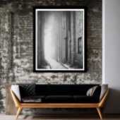 白と黒の霧の路地の独身の姿歩き ポスター