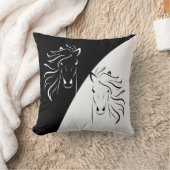 白と黒の馬のシルエット抽象芸術 クッション (ブランケット)