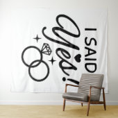 白と黒の「イエスと答えた」エンゲージメントパーティー タペストリー (インサイチュ(横))