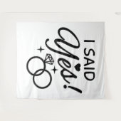 白と黒の「イエスと答えた」エンゲージメントパーティー タペストリー (正面(横))