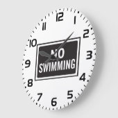白と黒はっきりしたの水泳記号警告なし ラージ壁時計 (傾斜)