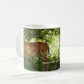 白によって後につかれるシカのマグ コーヒーマグカップ (正面左)
