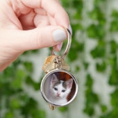 白によって斑点を付けられる子猫 キーホルダー (手)