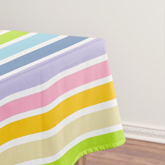 白によって輪郭を描かれるパステル調の虹は縞で飾ります テーブルクロス (インサイチュ)