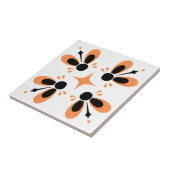 白にオレンジと黒の入り組んだ花柄 タイル (側面)