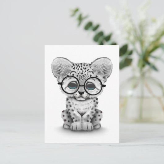 白にメガネをかけたかわいいユキヒョウの仔 ポストカード (スタンド正面)