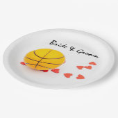 白に愛結婚赤いハートを持つバスケットボール ペーパープレート (アングル)