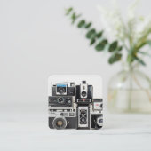 白に積み重ねた古いカメラコレクション スクエア名刺 (スタンド正面)