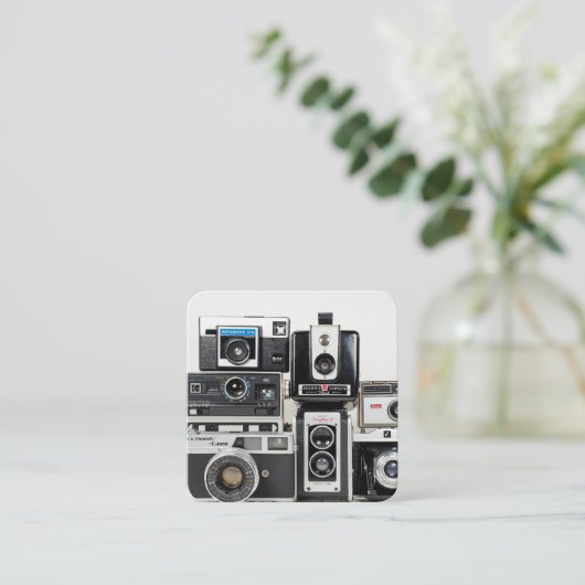 白に積み重ねた古いカメラコレクション スクエア名刺 (スタンド正面)