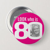 白に80フォトピンクの誰が見える 缶バッジ (正面&裏面)