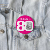 白に80フォトピンクの誰が見える 缶バッジ (インサイチュ)