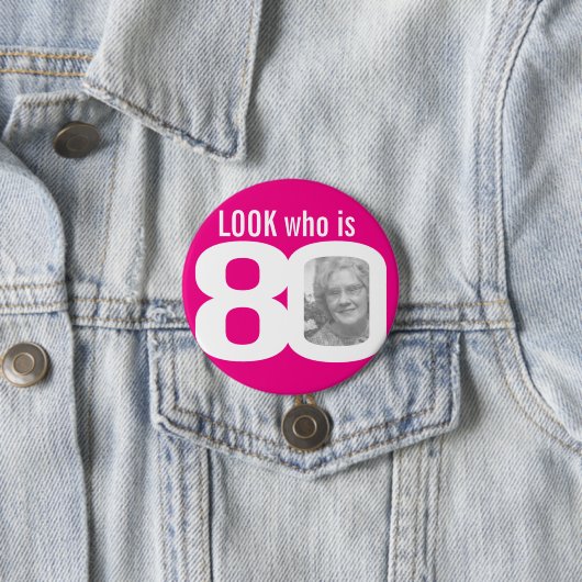 白に80フォトピンクの誰が見える 缶バッジ (インサイチュ)