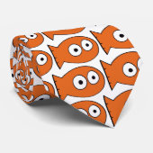 白のくすぐりの金魚のタイ ネクタイ (ロール)