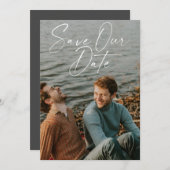 白のエレガント手書きスクリプトのフォトオーバーレイ セーブザデート (正面/裏面)