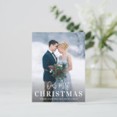 白のスクリプト初めてのクリスマス結婚の発表 ポストカード (スタンド正面)