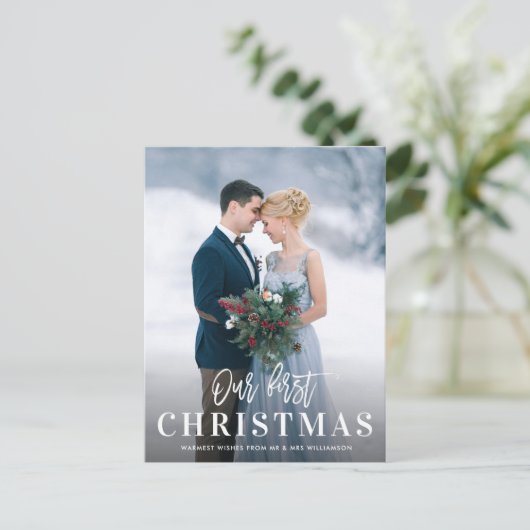 白のスクリプト初めてのクリスマス結婚の発表 ポストカード (スタンド正面)